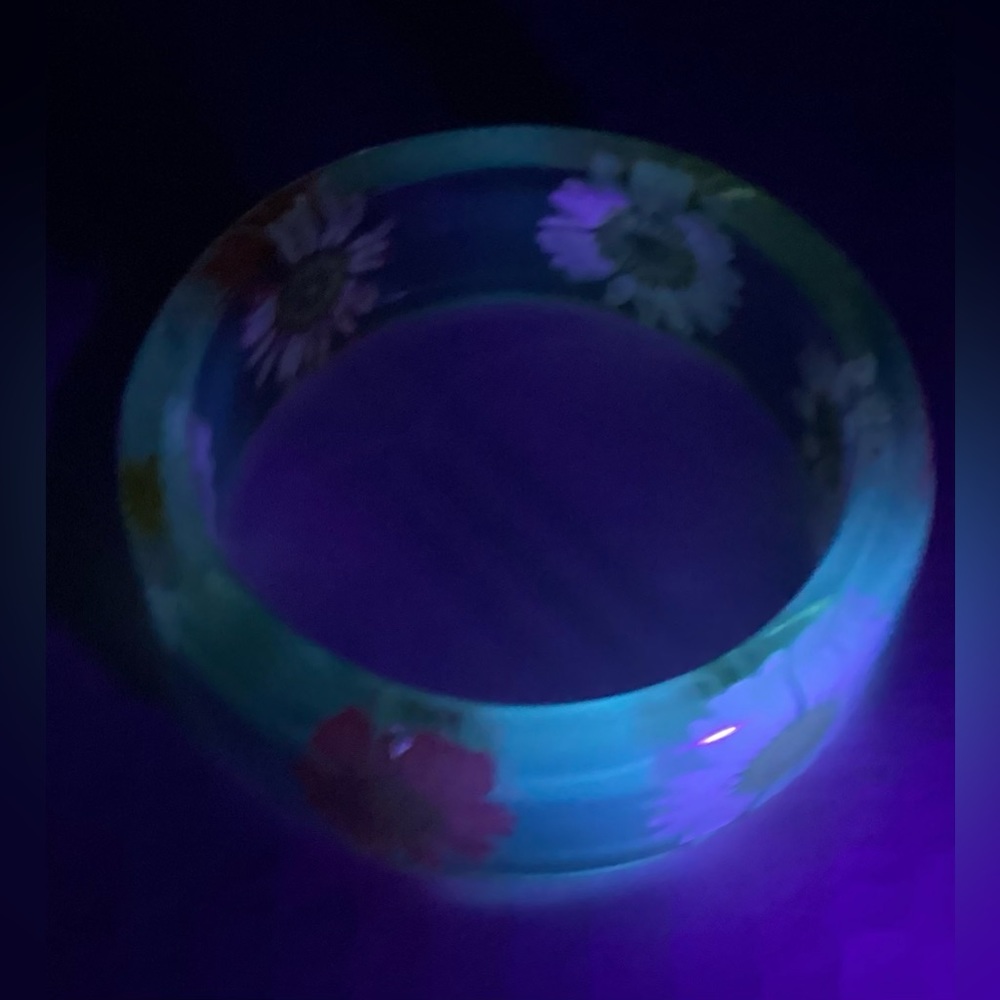 Lucite Bangle Flower Bracelet - image 6